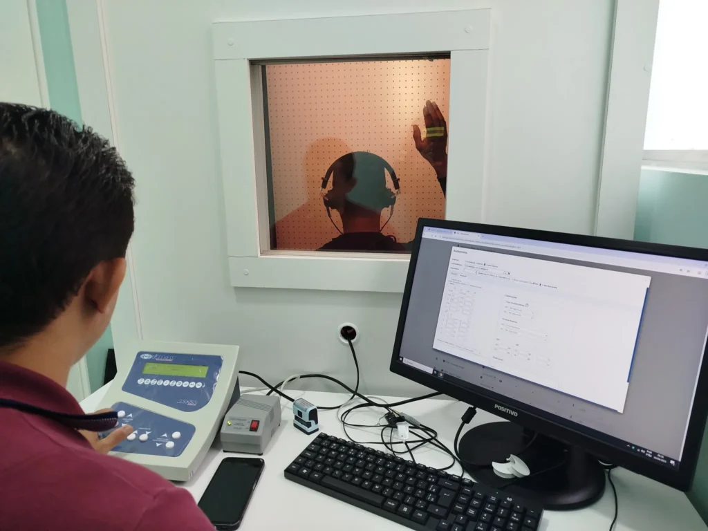 Exame de audiometria ocupacional sendo realizado na Efetiva Saúde
